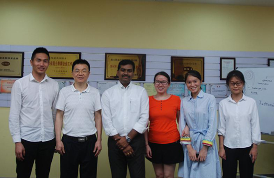 亞泰光電總經(jīng)理鄭翔（左二）、AIMIL副總經(jīng)理Subrahmanyam